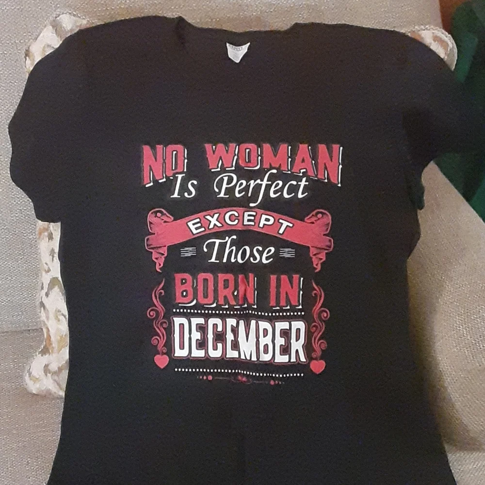 - December tee - Picture 1 of 4
